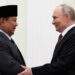 Tổng thống Nga Vladimir Putin (phải) bắt tay Tổng thống Indonesia Prabowo Subianto(trái) trong cuộc gặp tại Điện Kremlin ở Moscow, Nga, ngày 10/12/2025. Ảnh: Alexander Zemlianichenko/Pool