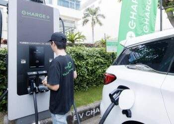 Bác tài Grab hết lo sạc xe điện