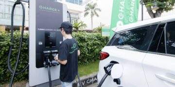 Bác tài Grab hết lo sạc xe điện