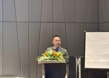 TS. Huỳnh Vũ Đạt Khoa, Giám đốc Mạng lưới Năng lượng  Biển AVSE Global, đồng thời là Cố vấn cao cấp tại Viện Địa kỹ thuật Na Uy, phát biểu tại hội thảo.