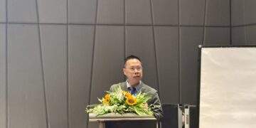 TS. Huỳnh Vũ Đạt Khoa, Giám đốc Mạng lưới Năng lượng  Biển AVSE Global, đồng thời là Cố vấn cao cấp tại Viện Địa kỹ thuật Na Uy, phát biểu tại hội thảo.