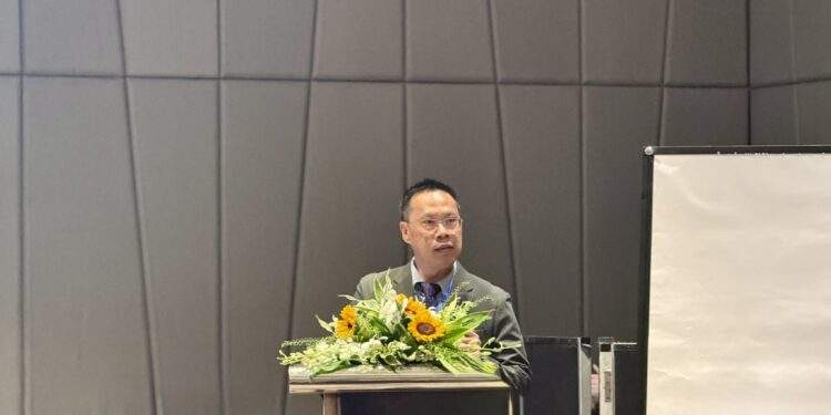 TS. Huỳnh Vũ Đạt Khoa, Giám đốc Mạng lưới Năng lượng  Biển AVSE Global, đồng thời là Cố vấn cao cấp tại Viện Địa kỹ thuật Na Uy, phát biểu tại hội thảo.