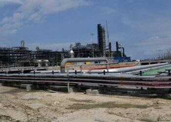 Tương tự nhiều khu vực khác trên thế giới, giá nhiên liệu tại châu Phi đang tăng mạnh. Ảnh: Sunday Alamba/AP Photo/picture alliance