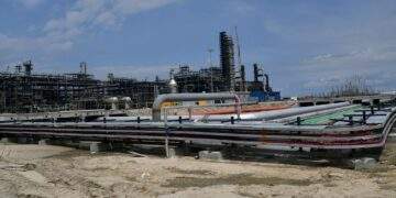 Tương tự nhiều khu vực khác trên thế giới, giá nhiên liệu tại châu Phi đang tăng mạnh. Ảnh: Sunday Alamba/AP Photo/picture alliance