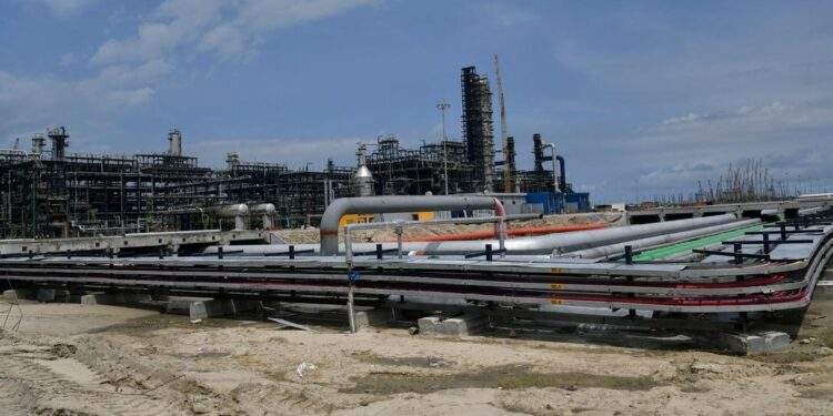 Tương tự nhiều khu vực khác trên thế giới, giá nhiên liệu tại châu Phi đang tăng mạnh. Ảnh: Sunday Alamba/AP Photo/picture alliance