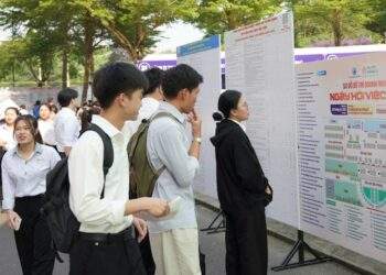 Sinh viên tìm hiểu ngành nghề các doanh nghiệp cần tuyển dụng.