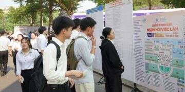 Sinh viên tìm hiểu ngành nghề các doanh nghiệp cần tuyển dụng.