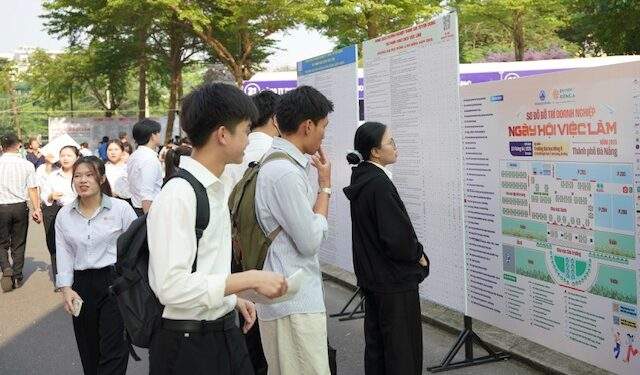 Sinh viên tìm hiểu ngành nghề các doanh nghiệp cần tuyển dụng.