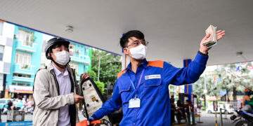 Dầu thế giới giảm sâu, trong nước hạ 12.000 đồng/lít