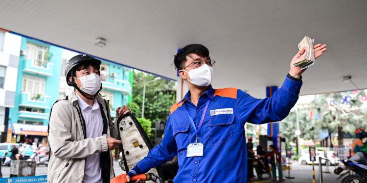 Dầu thế giới giảm sâu, trong nước hạ 12.000 đồng/lít