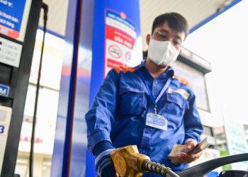 Dầu thế giới lao dốc, trong nước ở mức thấp