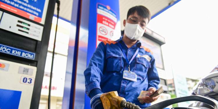 Dầu thế giới lao dốc, trong nước ở mức thấp