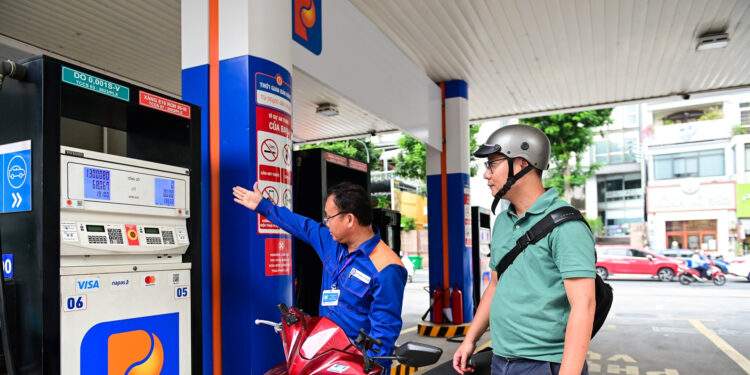 Dầu thế giới rơi mạnh, trong nước có cơ hội giảm sâu