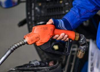 Dầu thế giới tăng mạnh, dầu diesel có tuần giảm sâu