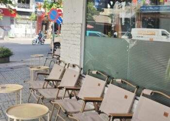 Do khách hay chủ quán?