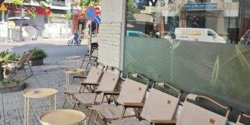 Do khách hay chủ quán?