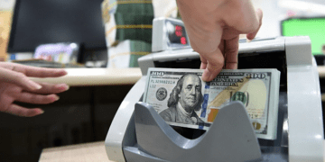 Dollar slips against dong - VnExpress International