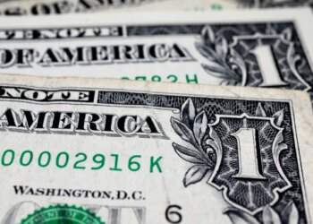 Dollar tiptoes up against dong