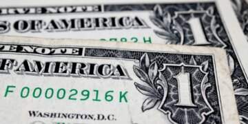 Dollar tiptoes up against dong