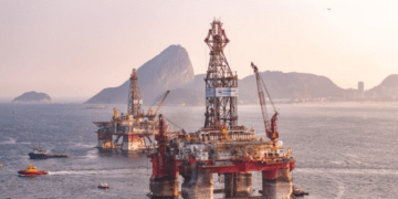 Dưới lớp muối dày hàng kilomet, quốc gia này sở hữu kho báu dầu mỏ khổng lồ