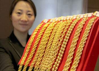 Fraudsters posing as police trick students into buying gold in Hong Kong for fake investigations