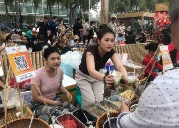 Ẩm thực địa phương tại Chợ đêm ven biển Phạm Văn Đồng được nhiều khách du lịch lựa chọn thưởng thức. Ảnh Ngô Anh Văn