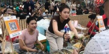 Ẩm thực địa phương tại Chợ đêm ven biển Phạm Văn Đồng được nhiều khách du lịch lựa chọn thưởng thức. Ảnh Ngô Anh Văn