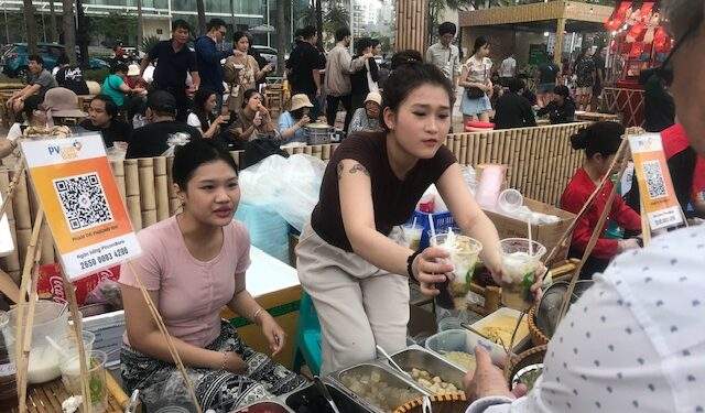 Ẩm thực địa phương tại Chợ đêm ven biển Phạm Văn Đồng được nhiều khách du lịch lựa chọn thưởng thức. Ảnh Ngô Anh Văn