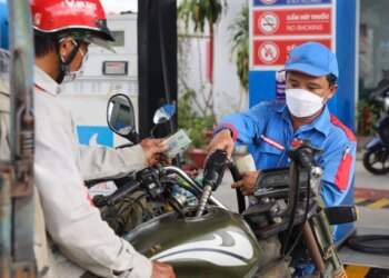 Gasoline prices dip to near 7-week low
