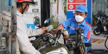 Gasoline prices dip to near 7-week low