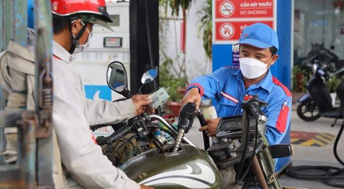 Gasoline prices dip to near 7-week low