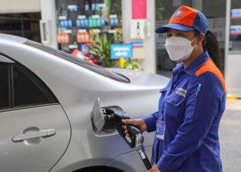 Gasoline prices plunge to lowest since early March