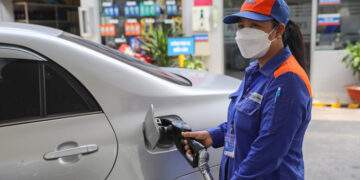 Gasoline prices plunge to lowest since early March