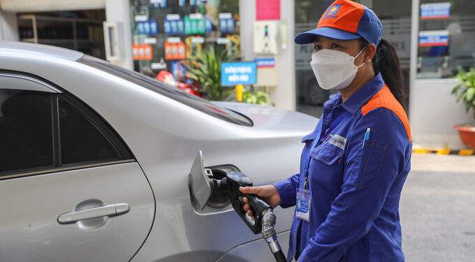 Gasoline prices plunge to lowest since early March