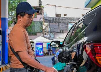 Giá dầu diesel giảm mạnh gần 2.000 đồng/lít