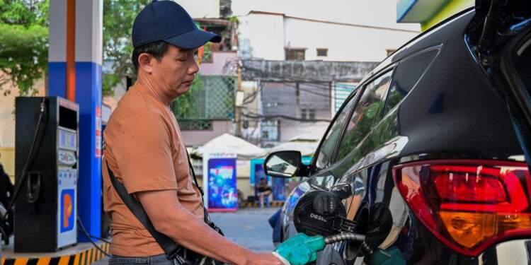 Giá dầu diesel giảm mạnh gần 2.000 đồng/lít