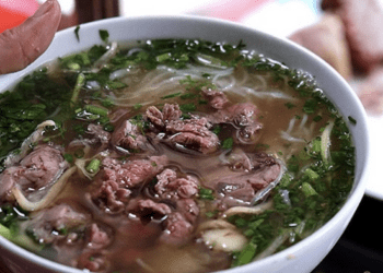 Giá xăng dầu lao dốc 30%, hàng quán vẫn “án binh bất động”