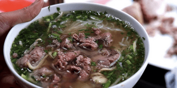 Giá xăng dầu lao dốc 30%, hàng quán vẫn “án binh bất động”