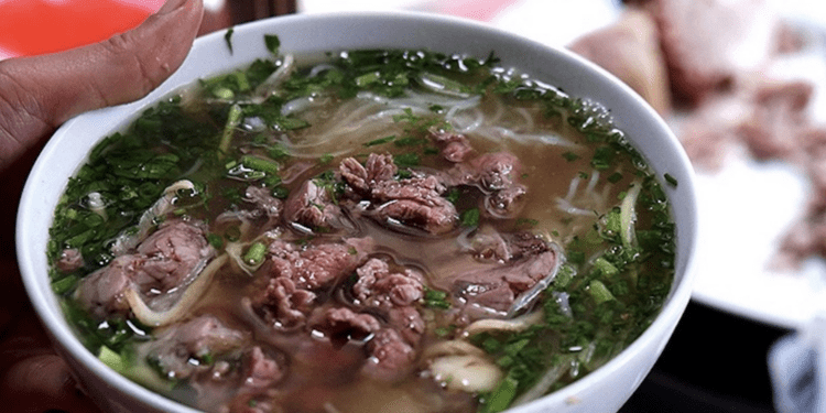 Giá xăng dầu lao dốc 30%, hàng quán vẫn “án binh bất động”