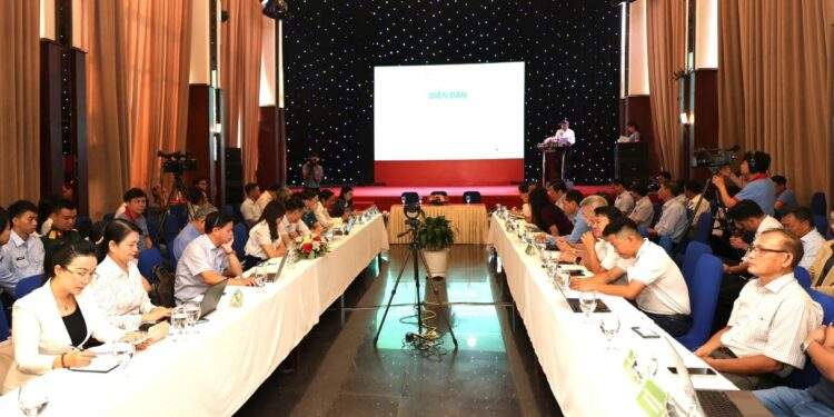 Quang cảnh Diễn đàn.