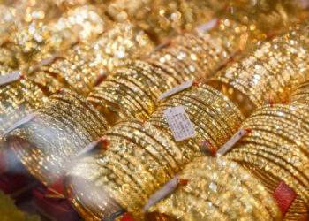 Gold prices narrow morning gains