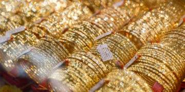 Gold prices narrow morning gains