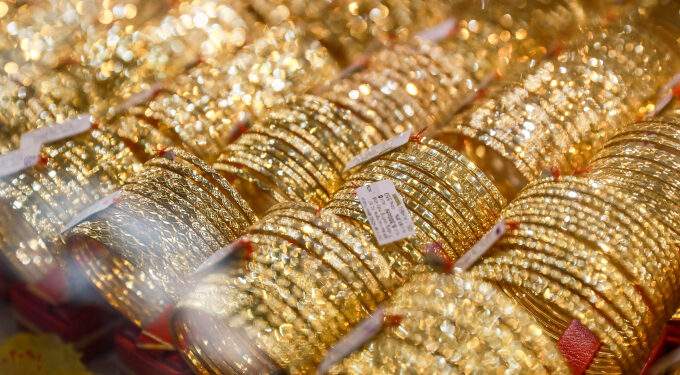 Gold prices narrow morning gains