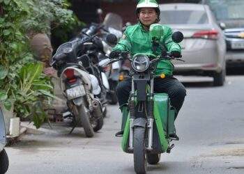 Hết 'gồng' nổi gi&aacute; xăng, Grab th&ocirc;ng b&aacute;o tăng phụ ph&iacute;