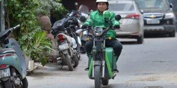 Hết 'gồng' nổi gi&aacute; xăng, Grab th&ocirc;ng b&aacute;o tăng phụ ph&iacute;