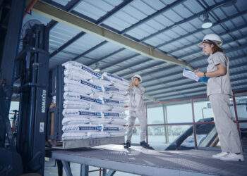 Thức ăn chăn nuôi Hòa Phát thực hiện 2 đợt điều chỉnh vào các ngày 21/3 và 8/4/2026, mỗi đợt điều chỉnh trễ hơn thị trường chung khoảng một tuần nhằm chia sẻ một phần áp lực chi phí với khách hàng. Ảnh: Hòa Phát.