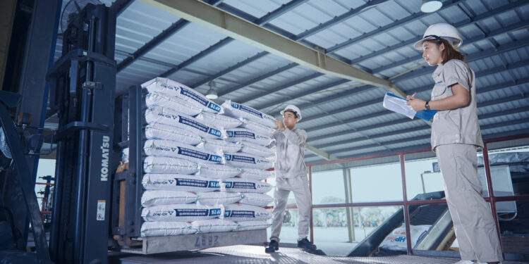 Thức ăn chăn nuôi Hòa Phát thực hiện 2 đợt điều chỉnh vào các ngày 21/3 và 8/4/2026, mỗi đợt điều chỉnh trễ hơn thị trường chung khoảng một tuần nhằm chia sẻ một phần áp lực chi phí với khách hàng. Ảnh: Hòa Phát.