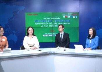 Các đại biểu tham dự tại  tọa đàm “Năng lượng sạch - Tài chính xanh: Động lực kép thúc đẩy thực thi ESG và phát triển bền vững”