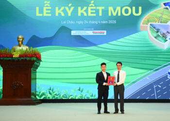 Một trong số các doanh nghiệp được UBND tỉnh Lai Châu trao giấy phép đầu tư.