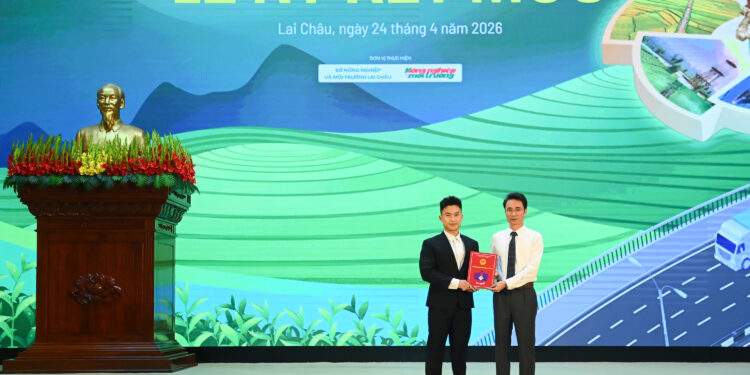 Một trong số các doanh nghiệp được UBND tỉnh Lai Châu trao giấy phép đầu tư.